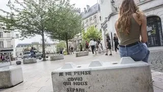 Miniature : "La Dactylo", la street artiste qui joue avec les mots dans la rue et sur Instagram