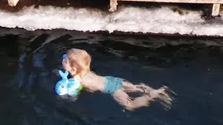 Miniature : Russie : un enfant se baigne dans l'eau à 1°C - ZAPPING NOMADE