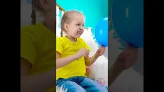 Miniature : La fille rusée a trouvé une astuce pour faire semblant de lire devant sa maman.🤣🤣🤣