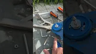 Miniature : Astuce pour dévisser l’outil sur débroussailleuse lowcost sur batterie : lire le commentaire
