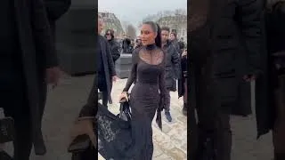 Miniature : Kim Kardashian opte pour un look Morticia Addams au défilé Balenciaga !