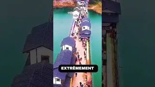Miniature : Tu vivrais là? Village suspendu en Chine 🤯Incroyable architecture en Chine: un village sur un pont