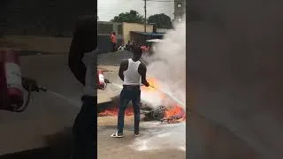 Miniature : Togo: une moto  avec des bidons d'essence prend feu