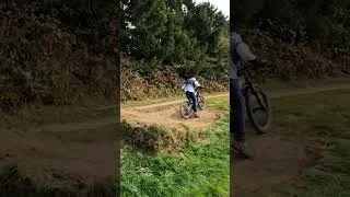 Miniature : le pneu a EXPLOSER ! #vttdescente #mtb