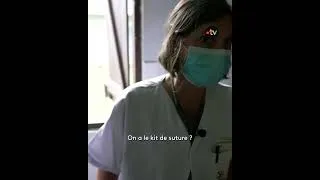 Miniature : En Guyane, elle soigne un jeune garçon qui s'est ouvert le pied en jouant au foot
