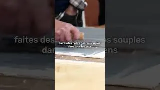 Miniature : Application d’un Badistuc, un enduit à la chaux permettant de réaliser des stucs ou des badigeons.