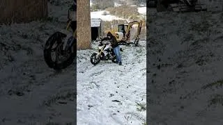 Miniature : Sortir ta moto du garage  l'hiver : 3 min pour 30 mètres 😄 #G310R #maniabilitemoto  #manoeuvre