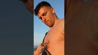 Miniature : Antoine se fait pincer le téton par un crabe  !