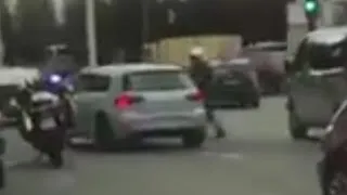 Miniature : Un policier tire à balle réel lors d'un contrôle de la route