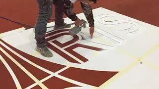 Miniature : Traçage de la piste d'athlétisme de l’AccorHotels Arena Meeting pour le Meeting de Paris indoor
