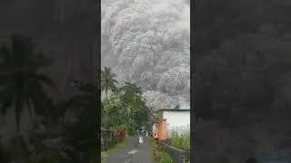 Miniature : 🇮🇩 En #Indonésie, le volcan #Semeru est entré en éruption.
