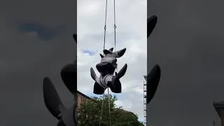 Miniature : 🏗️ L’installation spectaculaire d’une sculpture de Joan Miró