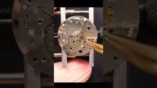 Miniature : Désassemblage d'un calibre de chez Tudor ! #shorts