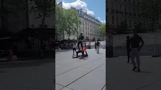 Miniature : L'Acrobatie Défiant la Gravité dans la Rue