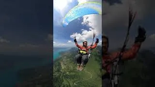 Miniature : Voler et chanter mauvais combo 🤣 Vrilles en parapente au dessus du lac d'Annecy #shorts
