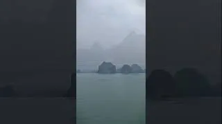 Miniature : Baie d’Ha Long 🇻🇳 dans la brume | Vietnam | Asia Walking Tour 4K  #Shorts #asia #vietnam