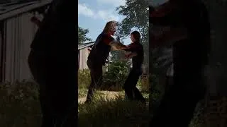 Miniature : [EXTRAIT] Un cadeau... tombé du puit ? (Texas Chainsaw Massacre) #shorts