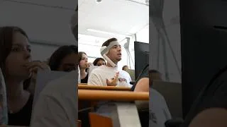 Miniature : JOUER À CALL OF DUTY EN PLEIN COURS 🤣 #humour #batflunch #school