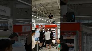 Miniature : FAIRE UN CONCERT DANS UN MAGASIN🤣 #humour #prank #rap #batflunch