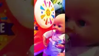 Miniature : 🎪🎲Annabelle est au club des enfants. Qu'est-ce qu'il y a comme manèges ! #shorts #baby #jeux