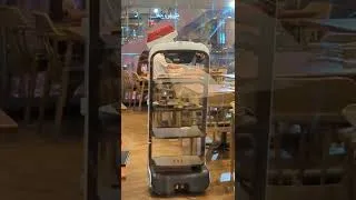 Miniature : Robot serveur à Bangkok #shorts #thailand