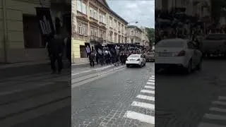 Miniature : UKRAINE : Les néo-N... Ukrainiens défilent à Odessa avec le soutien de l'UE
