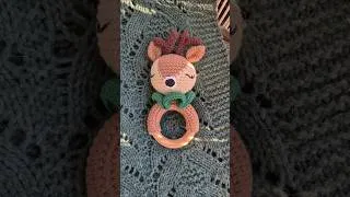 Miniature : Un hochet cerf au #crochet fait pour un cadeau de naissance 🦌 Patron de Pense Bonheur sur Etsy