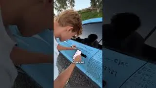 Miniature : Ce Youtubeur Écrit Les Noms De Ses Abonnés Sur Sa Voiture