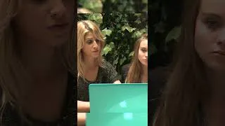 Miniature : Prête à tout pour devenir célèbre elle chante au milieu du restaurants