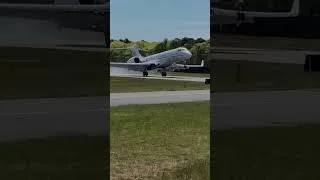 Miniature : Bombardier Global 8000 Lands in East Hampton