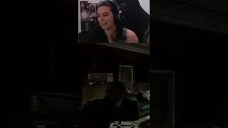 Miniature : Quand Léon est blessé, il produit des sons disons… particuliers... 🤨😂 — Resident Evil Requiem