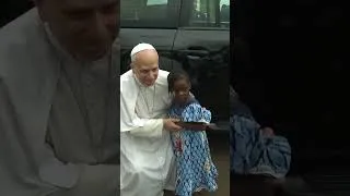 Miniature : une jeune fille s'est précipitée dans les bras du Pape Léon XIV, qui l'a reçue avec amour et bonté.