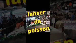 Miniature : 🐟 À Seattle, les poissons volent au-dessus des clients ! 😱On hallucine devant ce marché aux USA 🤯🐟