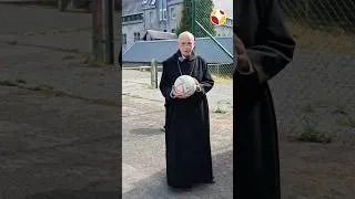 Miniature : Le père abbé de Maredsous a une annonce pour les fans de foot ⚽