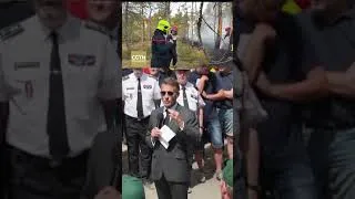 Miniature : Macron visite Fontainebleau après qu'un incendie a ravagé plus de 2 000 hectares de forêt