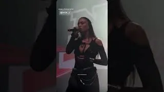 Miniature : Lenie chante Fallin d'Alicia Keys aux NRJ Music awards 2025