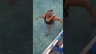 Miniature : 🌊 Noodle sous le pied en piscine — Équilibre & Jambes au max ! #Shorts #Aquabecool