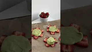Miniature : Strawberry matcha bark 🍓 #healthyrecipes #snacksrecipe #wholefood