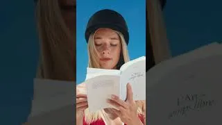Miniature : Reading a book on horseback... backwards? 📖🐎