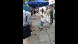 Miniature : Un petit chinois défend courageusement sa grand-mère avec un tube en acier
