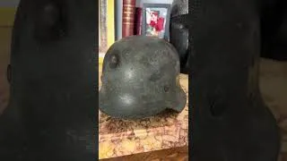 Miniature : Un casque allemand M42 nominatif avec un mystérieux impact. A-t-il sauvé la vie de son propriétaire?