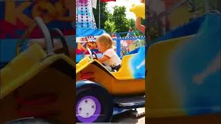 Miniature : Bianca et Charles dans le parc d’attractions : Les voitures volantes ! #vlogfamille #pourenfants
