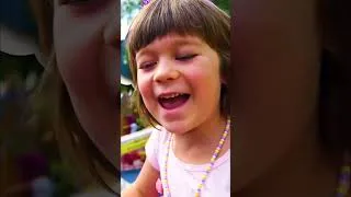 Miniature : L’attraction dans le parc d’enfants : #Bianca et Charles volent dans les avions ! #shorts #enfants