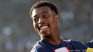 Miniature : Kimpembe en train de travailler en piscine