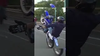 Miniature : Il se met debout sur son scooter de 220 kilos lancé à pleine vitesse