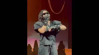 Miniature : Damso chante « Love is Blind » en communion avec le public à Montpellier ! (Bēyāh Tour)