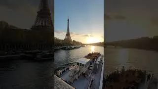 Miniature : David Saroni France : Croisière en Bateau Mouche à Paris - Au Pied de la Tour Eiffel