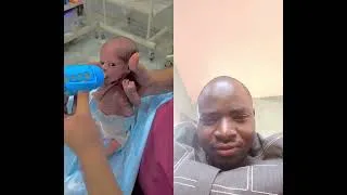 Miniature : Un bébé très affamé entrain de prendre du biberon
