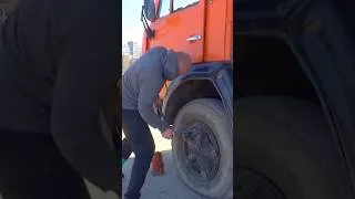 Miniature : 😲 La roue ne veut pas se détacher ! Mais le conducteur a une idée ! #shorts