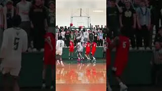 Miniature : Sauter sur son coéquipier pour contrer le tir : l'action de basket la plus incroyable de l'année ! 🤯